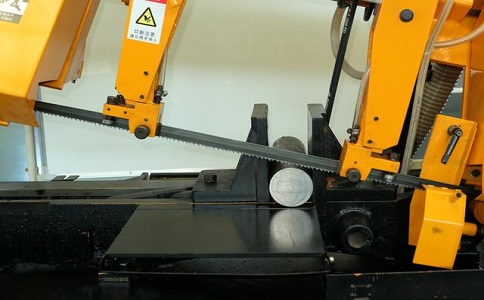 富川数控带锯床自动送料精度会出现偏差吗？