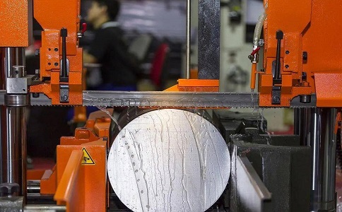 富川立式金属带锯床切削出现跑带故障解决方法！